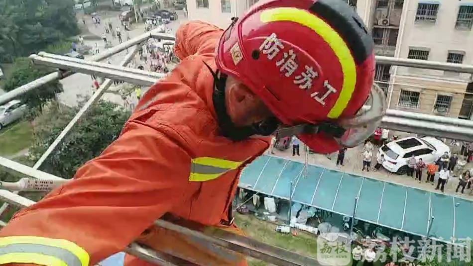 「救援」消防员惊险救援 男童跌落4楼雨棚