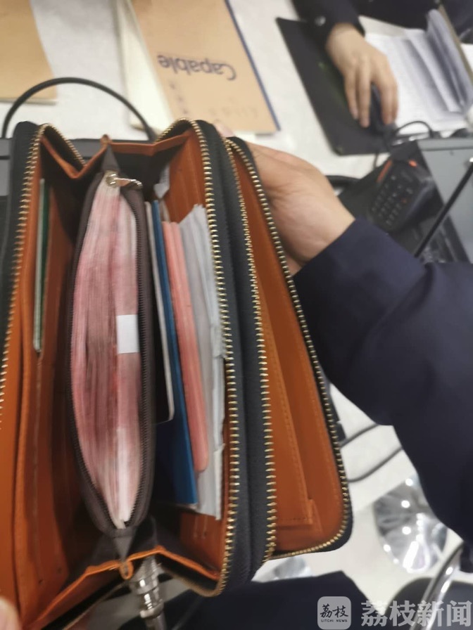 「民警」失主：我没有！ 民警：真的有 你的2万元现金丢了