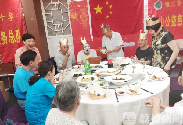 有了他们，中秋节这些失独老人不孤单（视频）