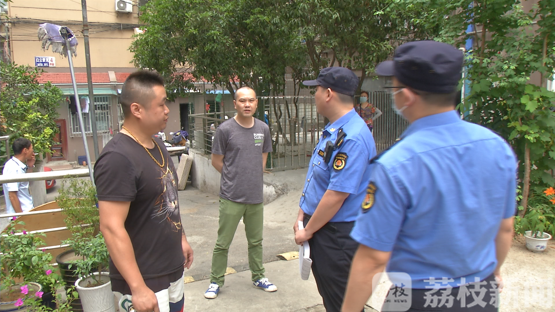 车库■小区公共自行车库被圈占？街道：公共场地不允许个人占用|解忧帮