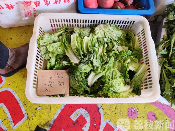 南京部分餐饮企业低价或免费向市民提供蔬菜副食