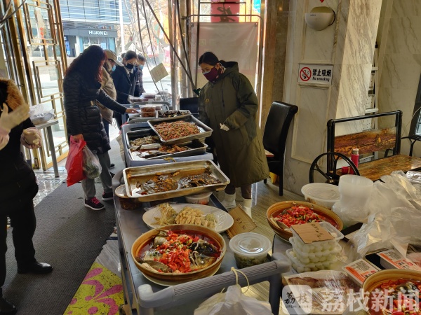 南京部分餐饮企业低价或免费向市民提供蔬菜副食