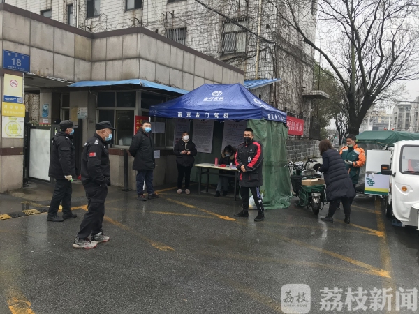 疫情期间 江苏数万名快递员克服困难坚持派件