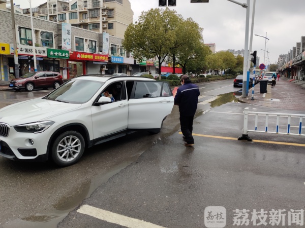 疫情期间 江苏数万名快递员克服困难坚持派件