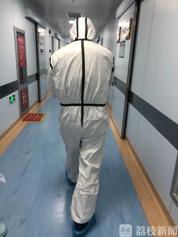 苏州定点医院的救治日常：隔离病房内外 夫妻搭档 并肩作战