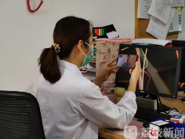 苏州定点医院的救治日常：隔离病房内外 夫妻搭档 并肩作战