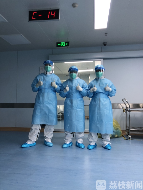 苏州定点医院的救治日常：隔离病房内外 夫妻搭档 并肩作战