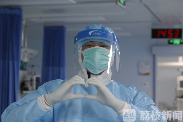 苏州定点医院的救治日常：隔离病房内外 夫妻搭档 并肩作战