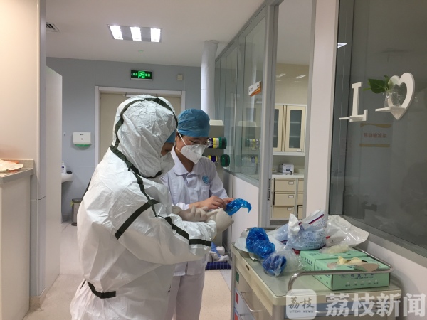 苏州定点医院的救治日常：隔离病房内外 夫妻搭档 并肩作战