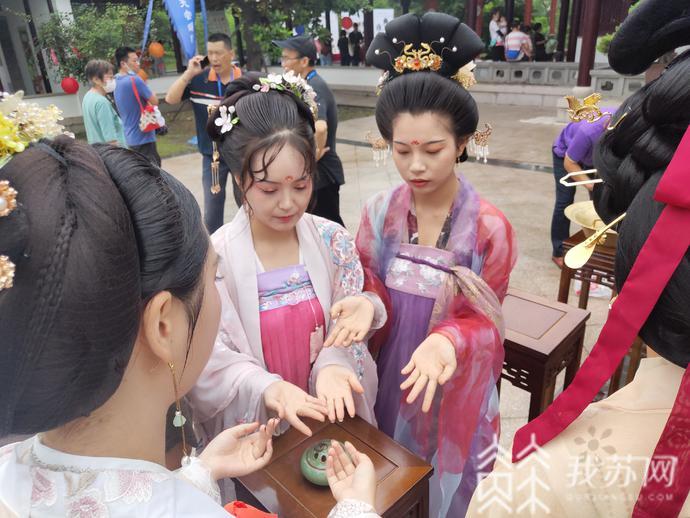 「端午」苏州虎丘花神苑开园迎客 汉服盛典祭花神再现