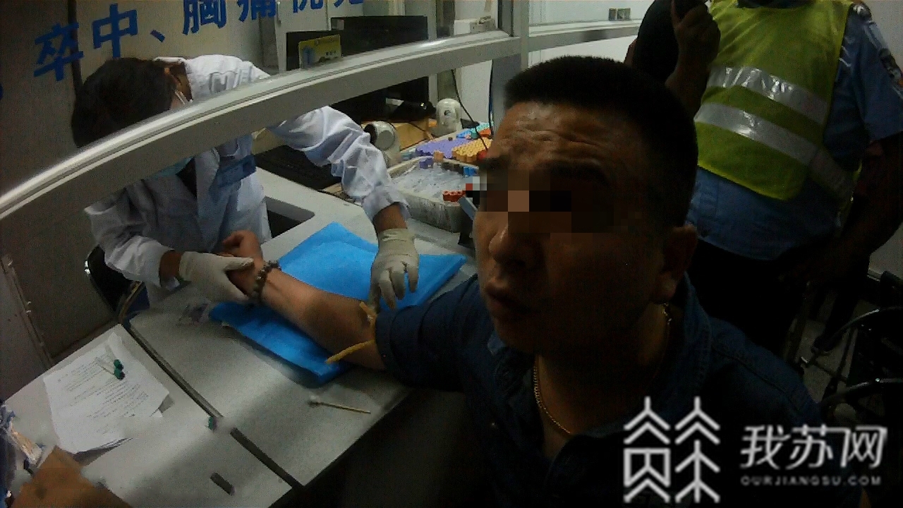 两个■男子醉驾疯狂闯卡被查！车上竟还坐着两个娃