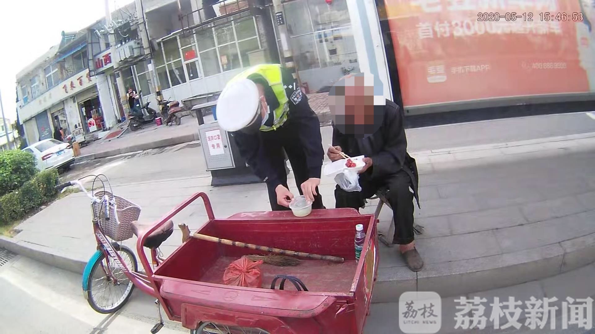老人■执意拿百元感谢交警 耄耋老人骑行20公里迷路获救
