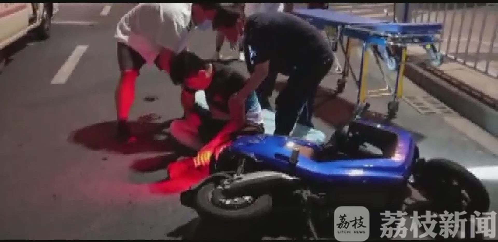 [电动车]众人暖心救援 常州：男子骑电动车摔倒面部流血
