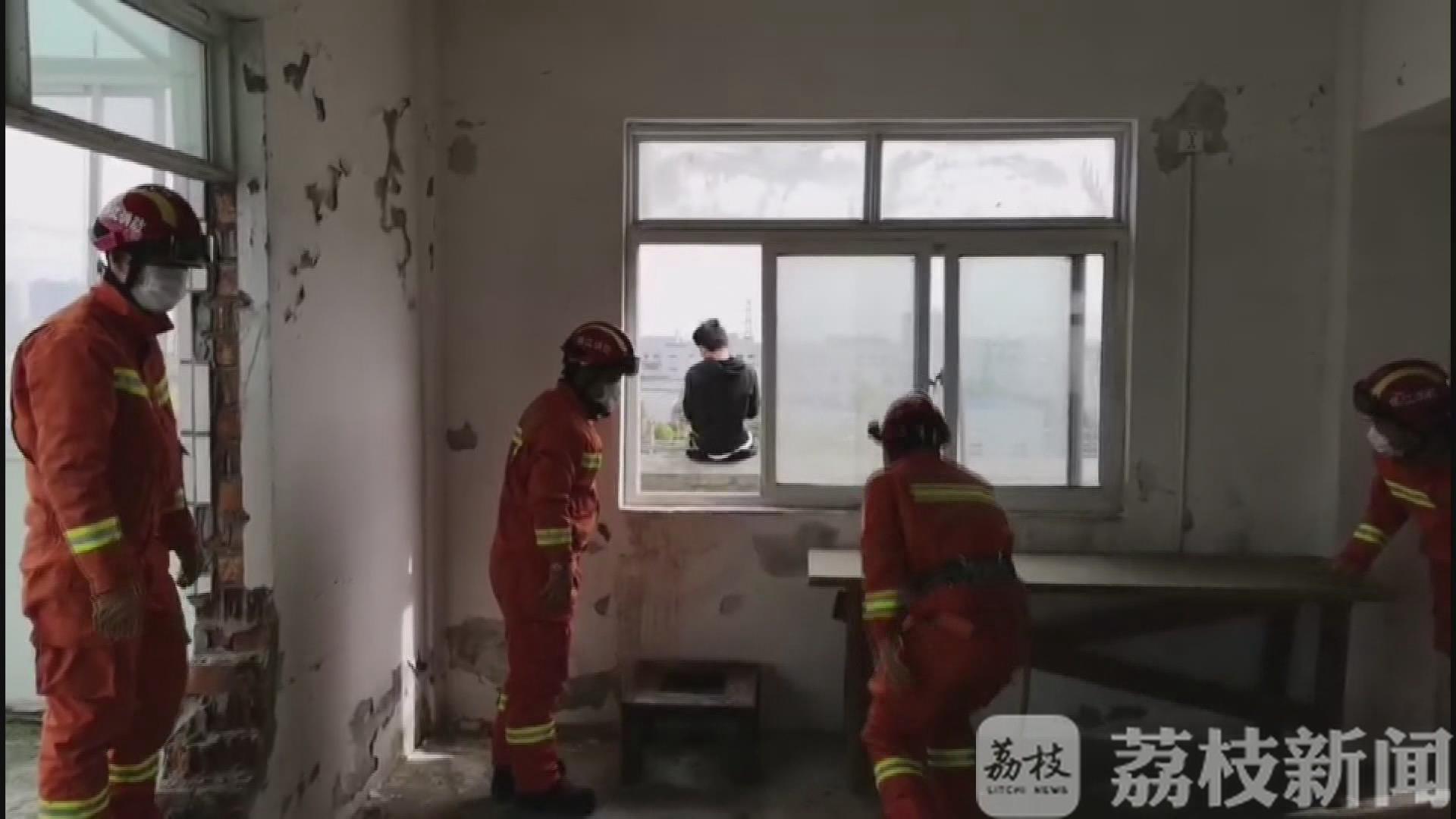 #男子#疑因离职纠纷想不开 年轻男子欲跳楼轻生