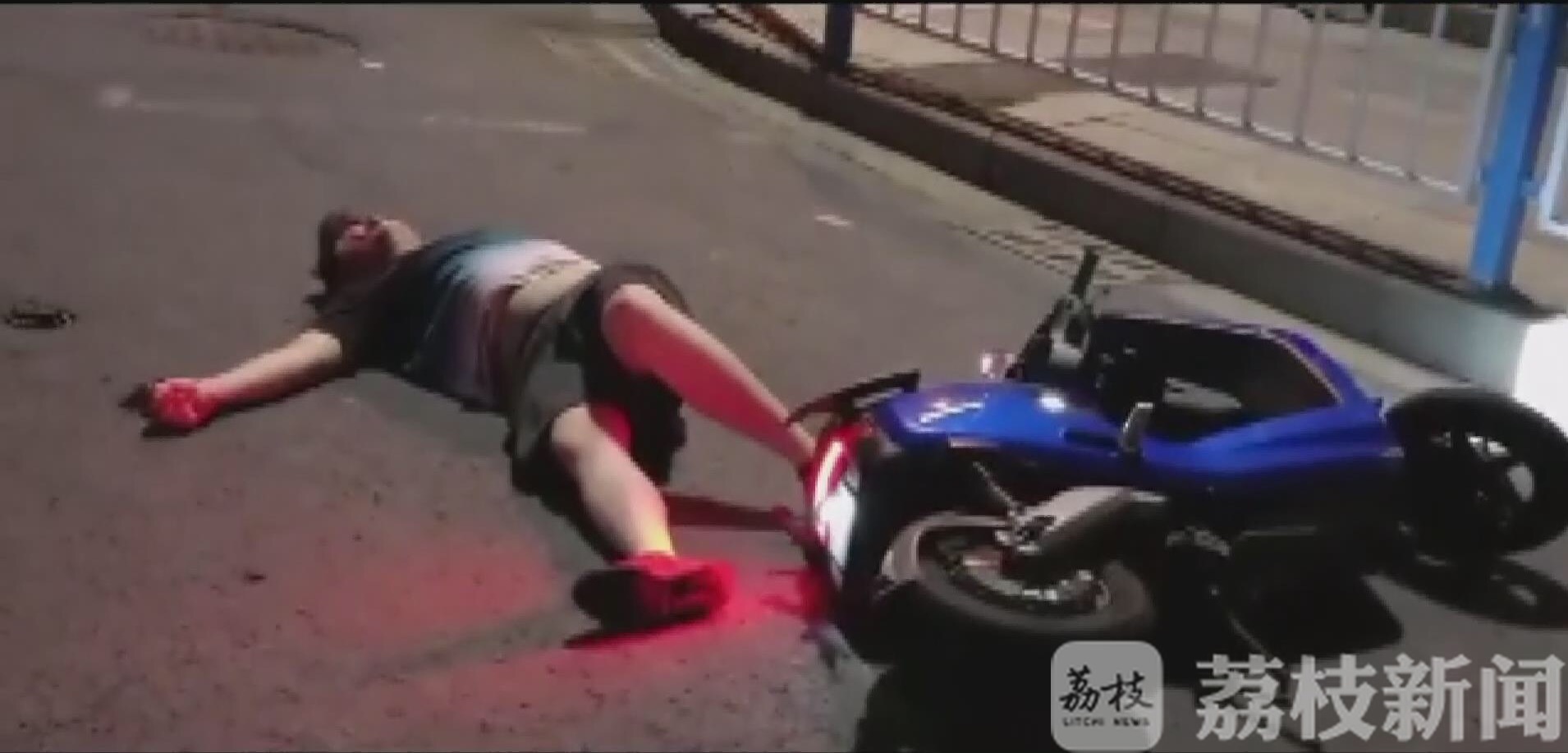 [电动车]众人暖心救援 常州：男子骑电动车摔倒面部流血