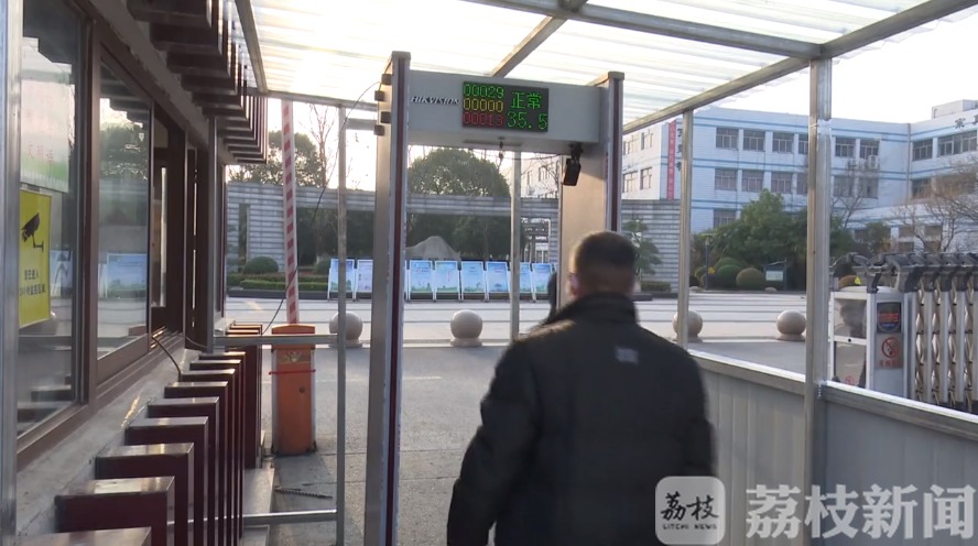 测温■江阴：全市70个校区测温“校门”开学前安装到位