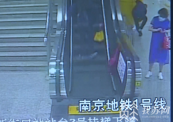 出行■“暴力梅”又来了：带雨具、穿雨鞋乘坐地铁出行您得注意这些！