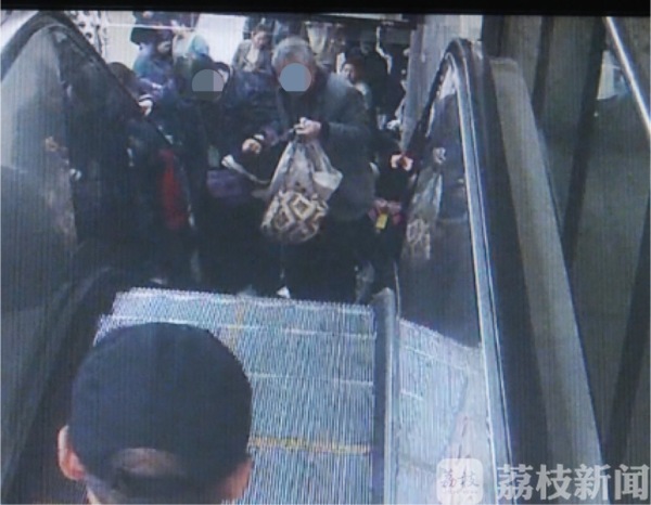 老人电梯上摔倒挤倒众人 小伙奋力肩扛“人墙”（视频）