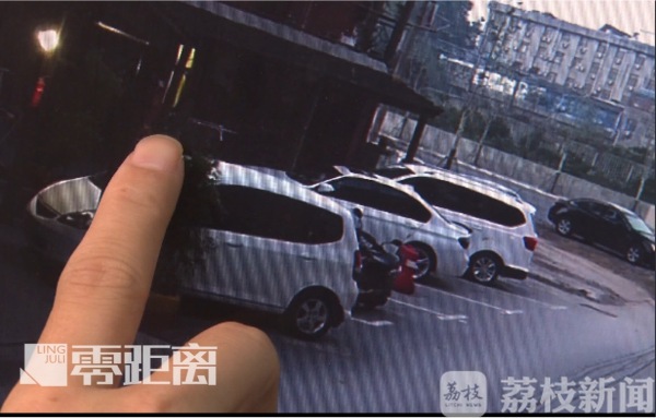 无耻！偷听洗澡声 还拿手机偷拍