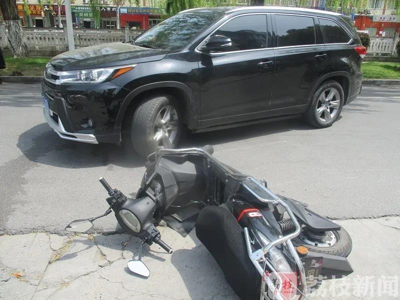 「轿车」轿车突然变道引发“无接触交通事故” 大白天酒驾