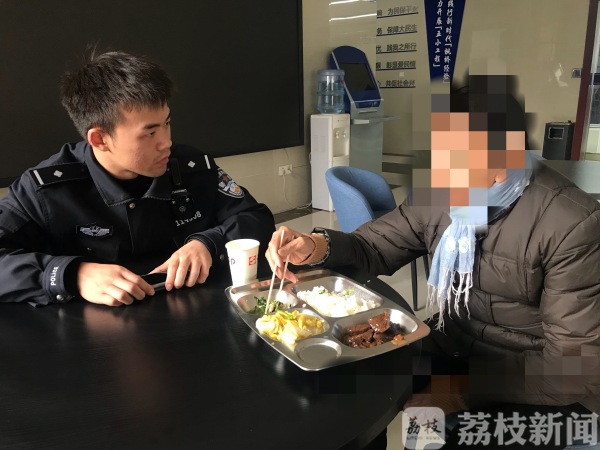 寒风中八旬老人迷失街头 “95后”暖心民警送其回家