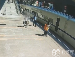 女友：男子大庭广众咬伤女友耳朵 看短视频怀疑女友出轨