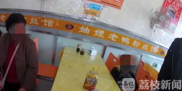 孩子@姨奶奶置之不理 被路人当成人贩子报警了...... 孩子哭闹不止