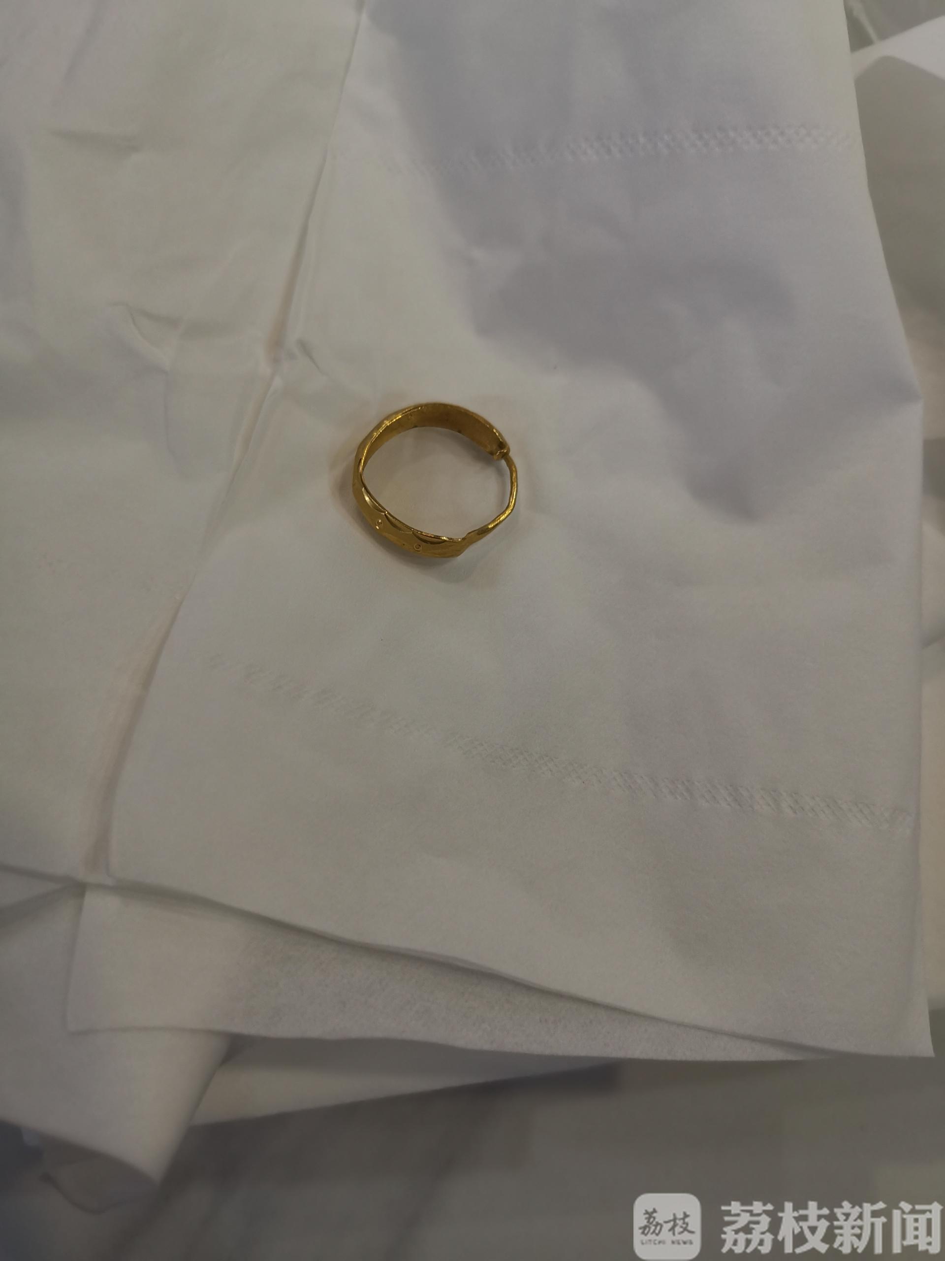 『』金饰藏在纸巾里差点儿丢了惊喜险变惊吓