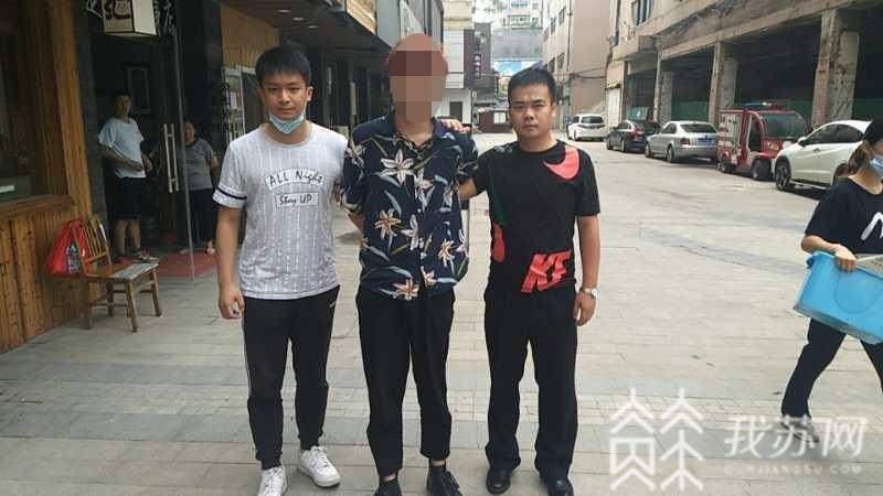 手机：四名“00后”被刑拘 买真手机换成模型机退货