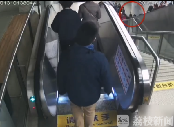 老人电梯上摔倒挤倒众人 小伙奋力肩扛“人墙”（视频）