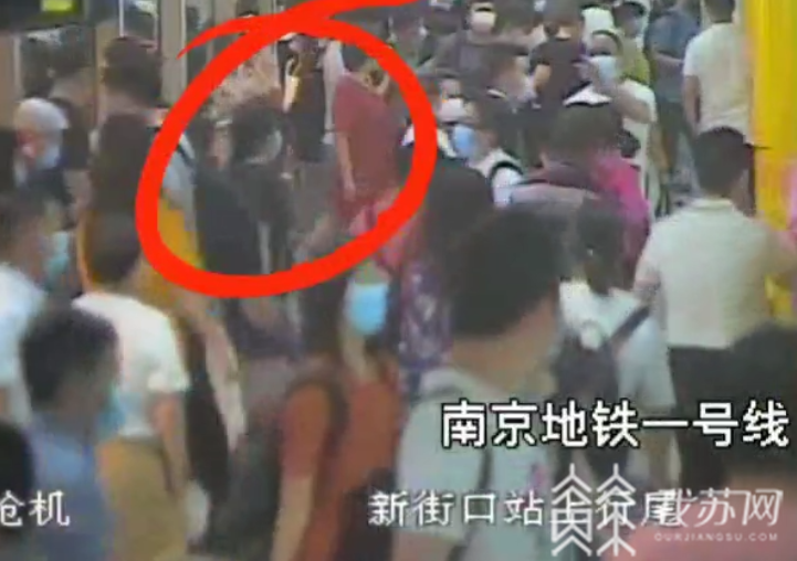 『手机』地铁警方提醒：千万别自己捡 女子手机掉入轨行区