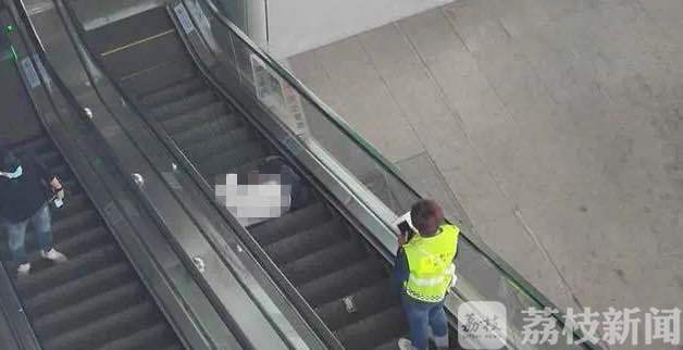 南京■突发！南京南站一旅客从二楼平台坠亡