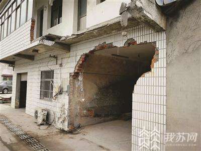 车辆@，为何房主却要赔偿4.6万元？ 大客车倒车不慎撞坏民房