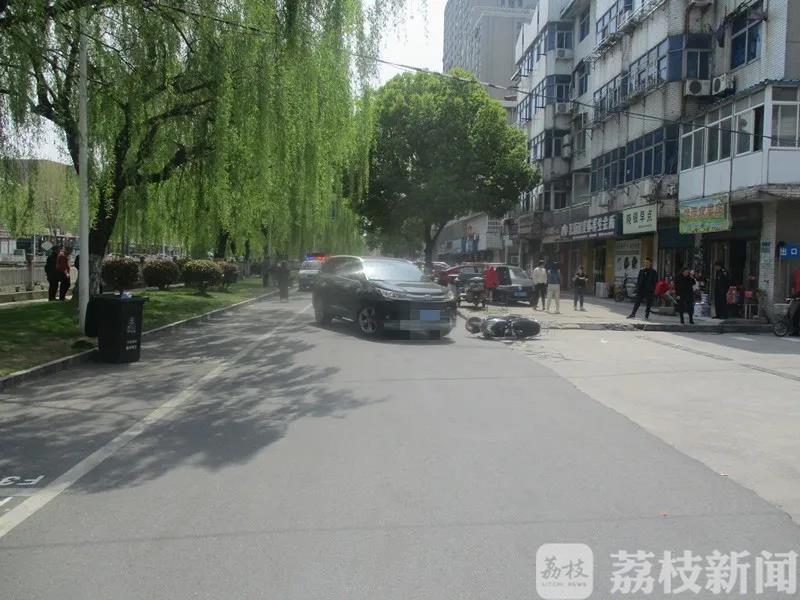 「轿车」轿车突然变道引发“无接触交通事故” 大白天酒驾