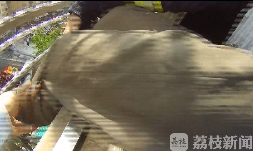 ■险！72岁老人挂在了5楼的晾衣架上
