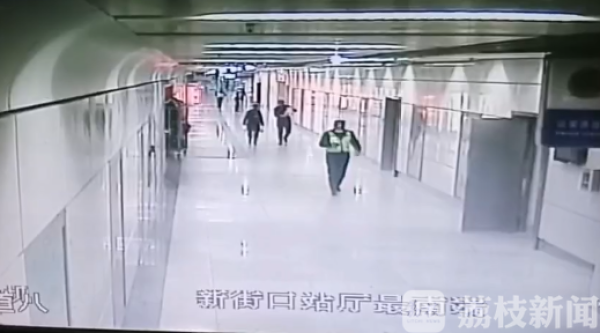 一路“尾随” 这几个年轻人“硬塞”给警察20杯奶茶