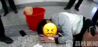 【眼睛】直呼“辣眼睛” 发生了啥?小伙深夜倒在地铁站台