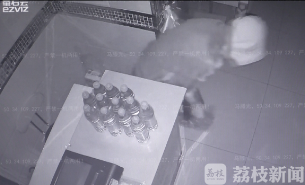 抓了！男子身材瘦小 通过门缝钻入室内行窃