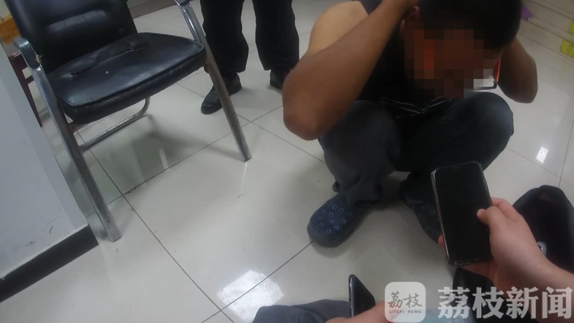 「嫌疑人」警方3小时抓获嫌疑人 车窗没关手机被盗
