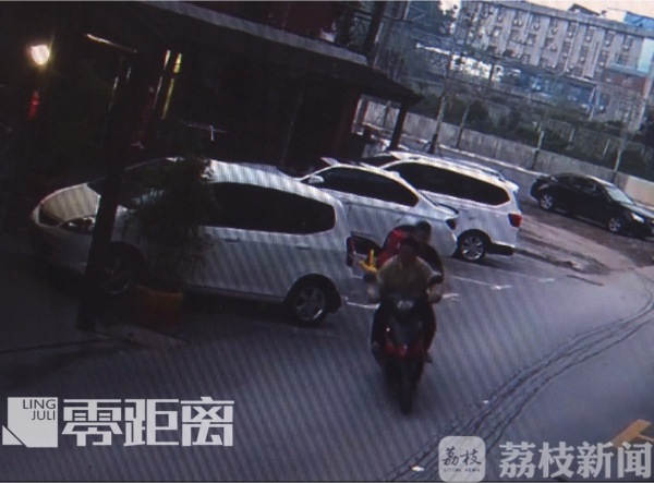 无耻！偷听洗澡声 还拿手机偷拍