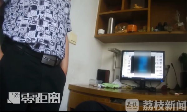 无耻！偷听洗澡声 还拿手机偷拍