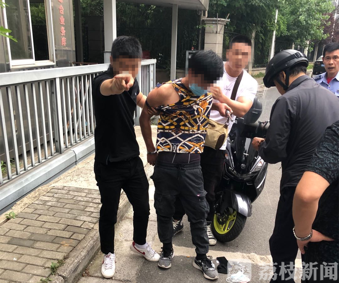 @民警当街上演真实版“跑男”追逐战 入室盗窃被“现场直播”
