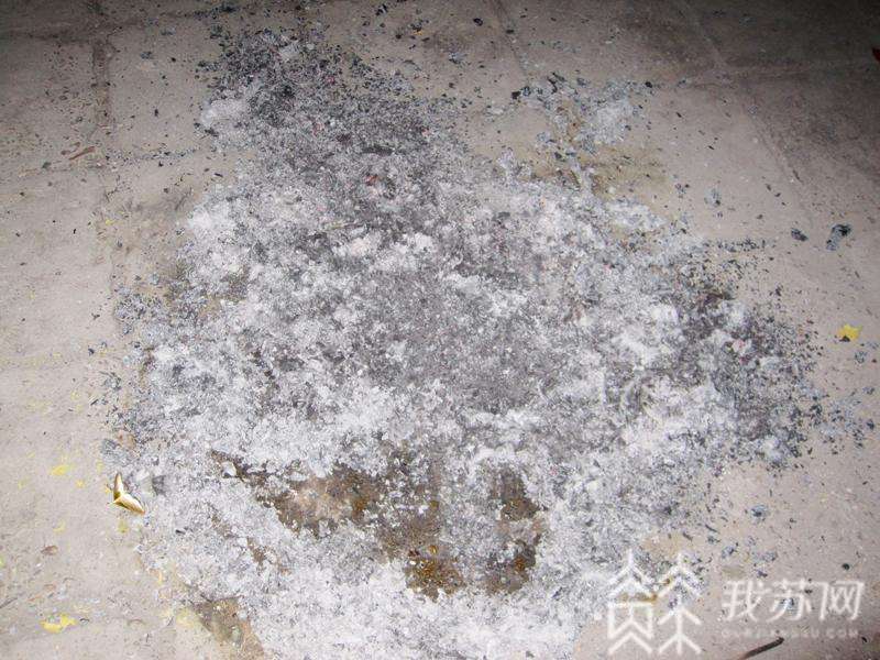 #家门口#男子被判道歉、赔钱 分手后到前女友家门口烧纸钱