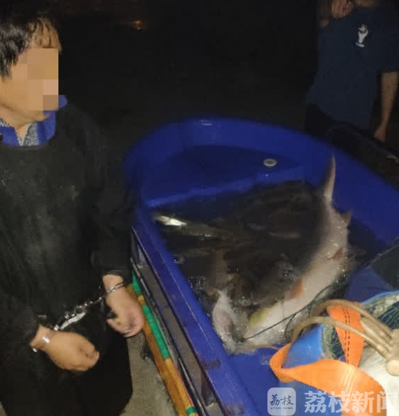 民警■长江里逮到“淡水霸主”？民警已在岸边伏击！