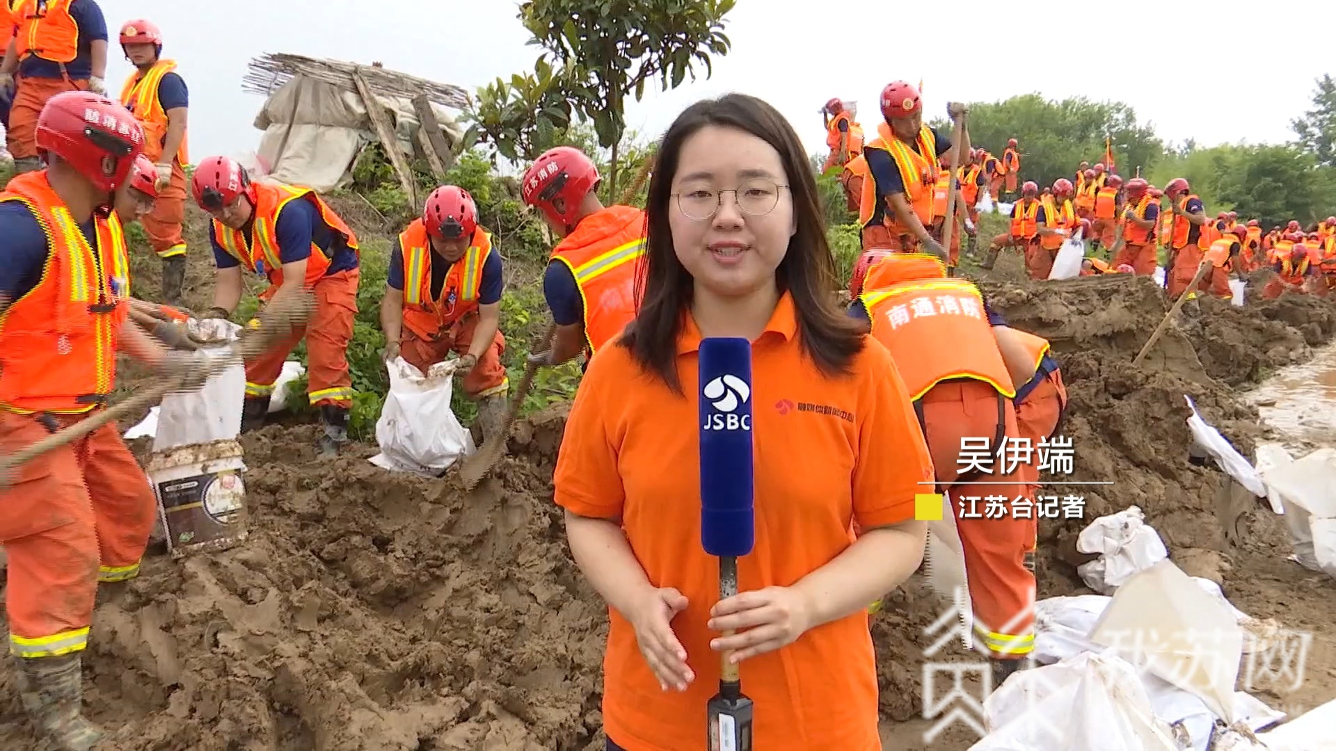 []消防救援人员抓紧加固堤坝 防汛抗灾第一线：淮河盱眙段持续高水位