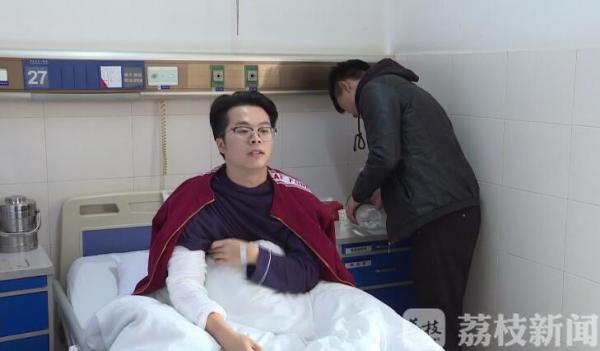 咔嚓！小伙扳手腕居然扳断了臂骨