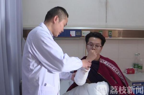 咔嚓！小伙扳手腕居然扳断了臂骨