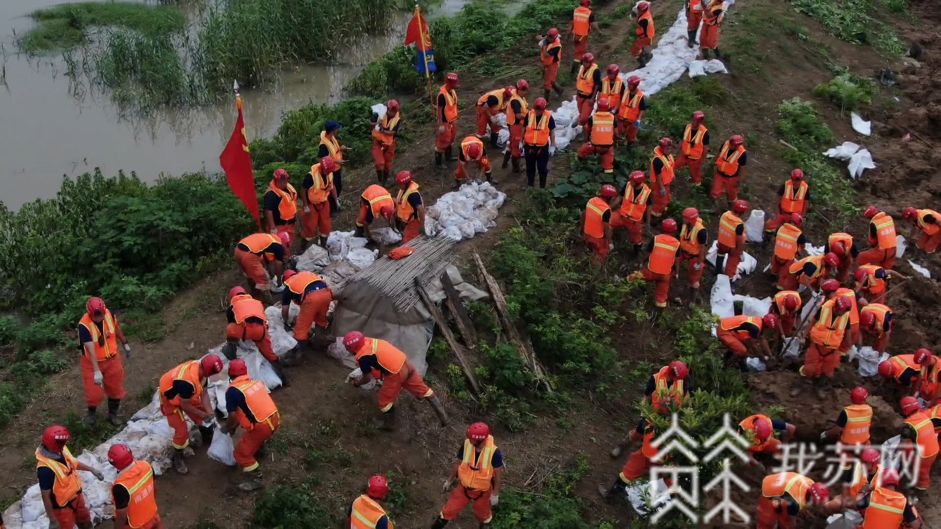 []消防救援人员抓紧加固堤坝 防汛抗灾第一线：淮河盱眙段持续高水位