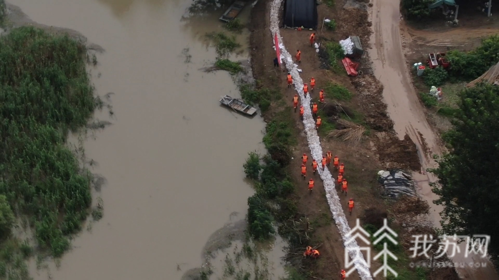[]消防救援人员抓紧加固堤坝 防汛抗灾第一线：淮河盱眙段持续高水位