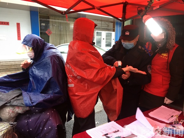 暖心！执勤人员收到份雨天的“特殊”外卖